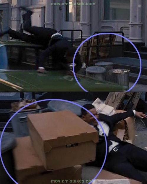 Cảnh quay điệp viên J trong phim Men in Black III khi bị văng ra qua nóc chiếc xe màu xanh, người xem có thể thấy nơi J chuẩn bị “tiếp đất” là những chiếc thùng thiếc, nhưng đến cảnh quay màn tiếp đất của J thì lại thấy xuất hiện thêm vài chiếc hộp giấy rất vô duyên.